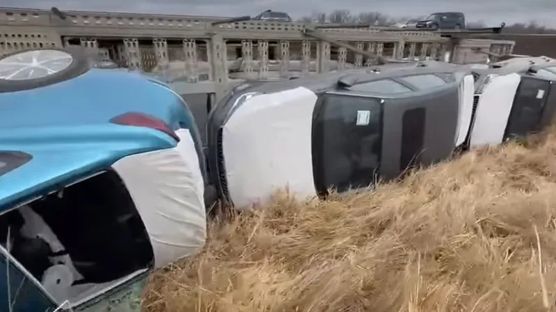 Автовоз с новенькими "китайцами" слетел с дороги по пути из Алматы в Костанай