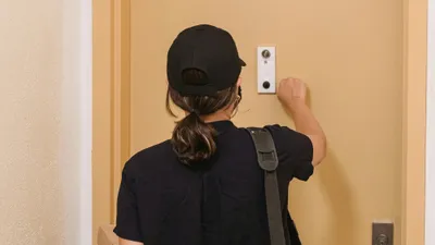 девушка стучит в дверь, фото - Новости Zakon.kz от 21.11.2025 17:08