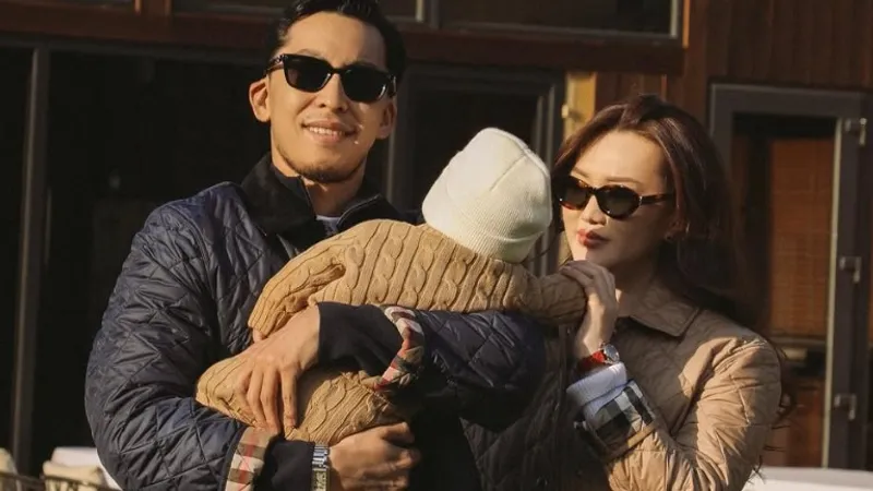 Ерке Есмахан растрогала Казнет семейными фото