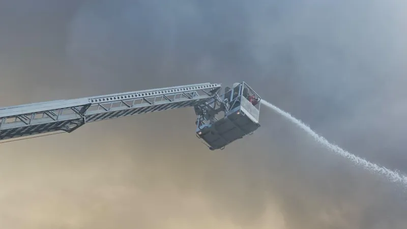 2500 кв. м: крупный пожар на складе в Алматы потушили