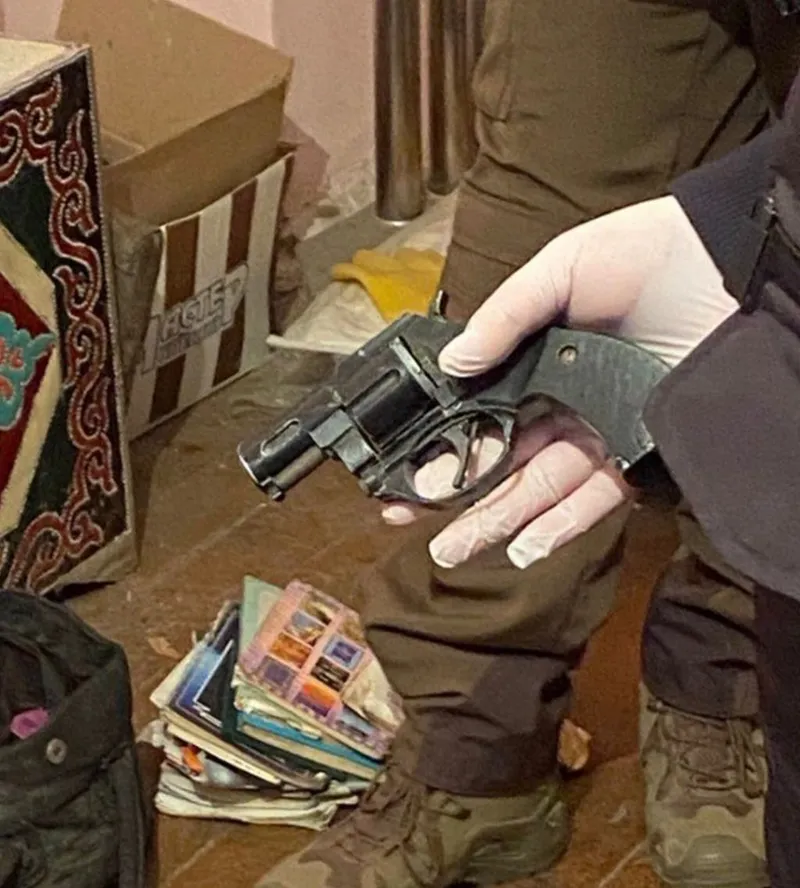 изъятые у экстремиста пистолет и документы, фото - Новости Zakon.kz от 24.11.2025 10:23