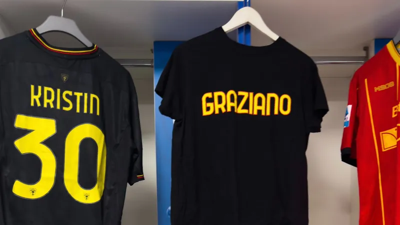 Футболисты Италии вышли играть в майках с женскими именами