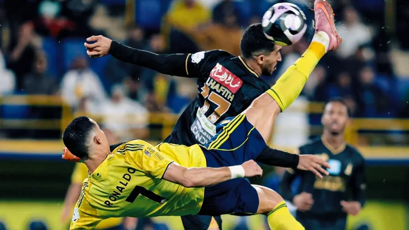 Роналду фантастическим ударом довел копилку голов до 954 в карьере