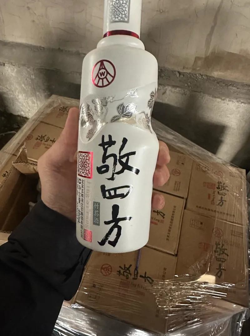 бутылка с алкогольным напитком в руке, фото - Новости Zakon.kz от 24.11.2025 11:52