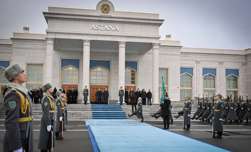 караул в аэропорту Астаны, фото - Новости Zakon.kz от 24.11.2025 16:02