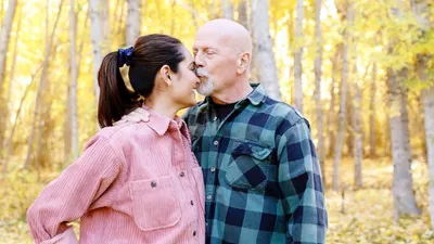 Брюс Уиллис с женой, американский актер , фото - Новости Zakon.kz от 24.11.2025 15:18