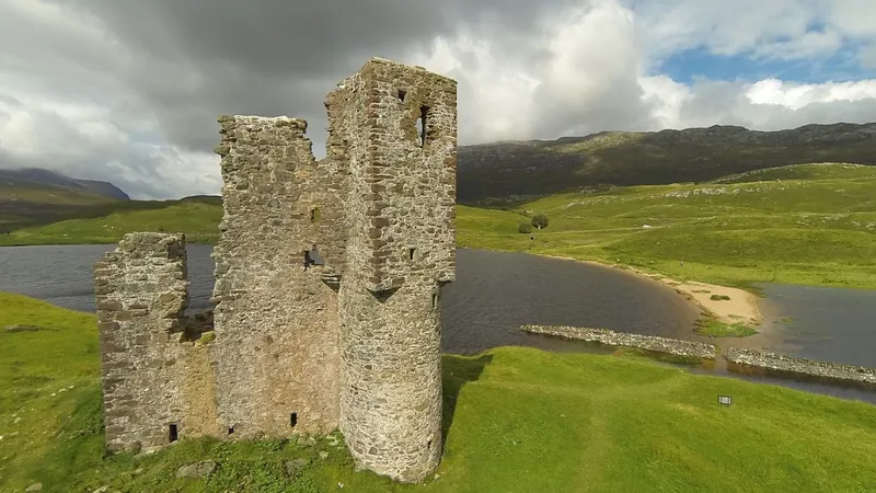 Туристы ради селфи проломили стену старинного замка в Шотландии