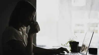 девушка, ноутбук, работа, фото - Новости Zakon.kz от 24.11.2025 14:15