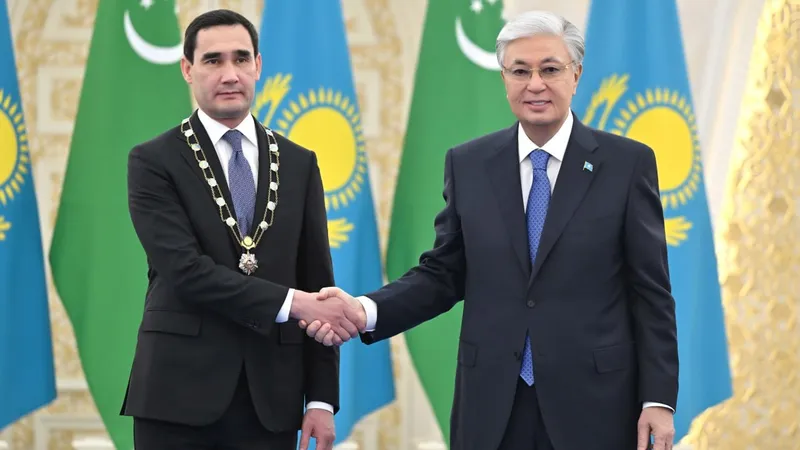 Глава государства наградил президента Туркменистана орденом "Алтын Қыран"