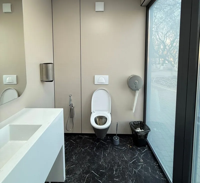 прозрачный туалет в Астане, фото - Новости Zakon.kz от 25.11.2025 17:56