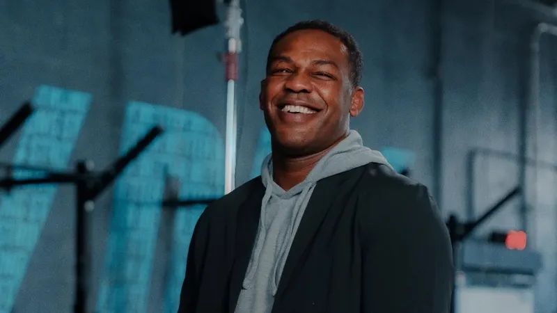 Легенда UFC Джонс поборолся с Хамзатом Чимаевым на улице Грозного