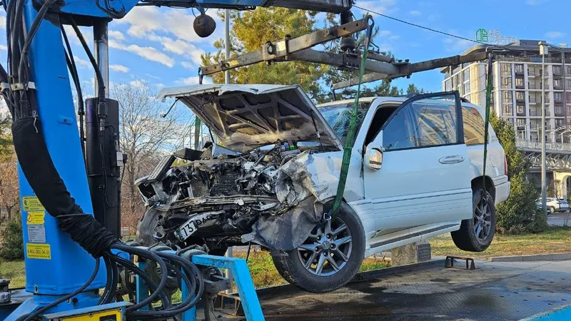 Массовое ДТП в Алматы: полностью сгорела машина и мощные пробки на дорогах