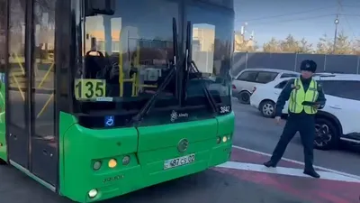 полицейский в Алматы остановил автобус, фото - Новости Zakon.kz от 25.11.2025 11:52