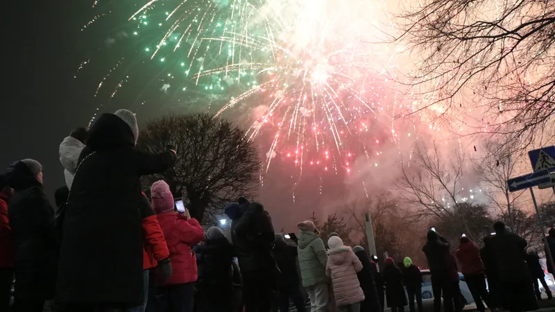 "Хотел поздравить друга": фейерверки из окна Lexus в Шымкенте не понравились полиции