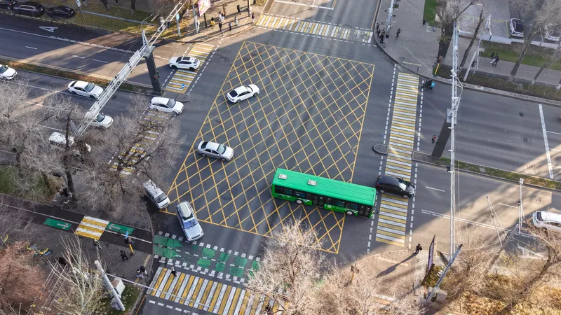 Машина, машины, авто, автомобиль, автомобили, дорога, дороги, транспортное движение, дорожное движение, дорожный трафик, улица, улицы, разметка, разметки, вафельная разметка, вафельные разметки, правила дорожного движения РК, ПДД РК, общественный транспорт в Алматы, автобусы в Алматы, автобус, фото - Новости Zakon.kz от 29.04.2026 16:39