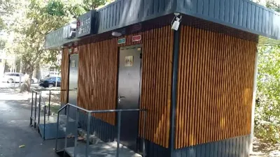 уличный туалет в Алматы, фото - Новости Zakon.kz от 26.11.2025 14:56