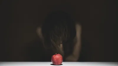 девушка с депрессией, фото - Новости Zakon.kz от 26.11.2025 10:33