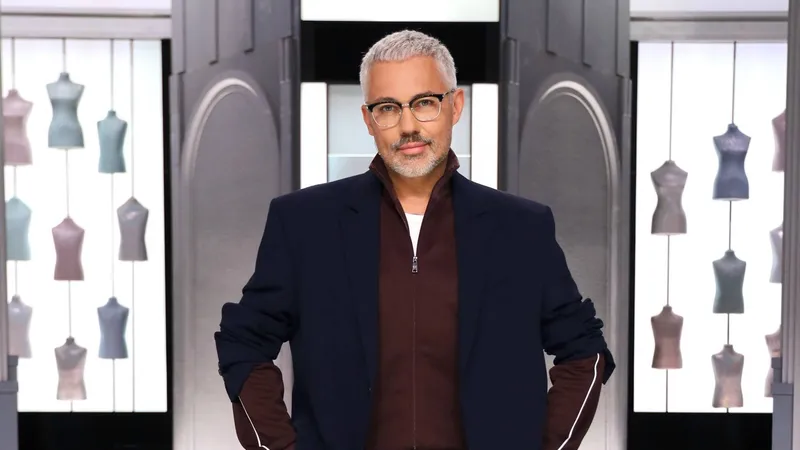 Новогодний дресс-код 2025: стилист показал, какую ткань стоит вписать в гардероб