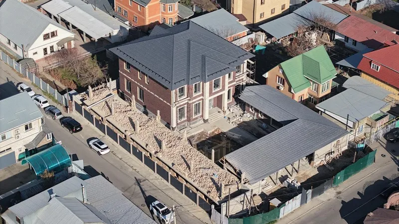 Большое незаконное здание в Алматы отправили под снос