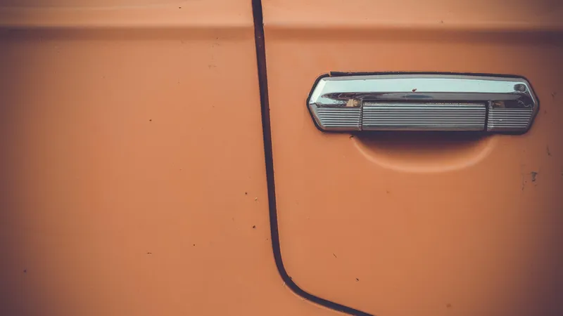 Раритетный "Жигули" спасли из пылающей СТО в Алматы