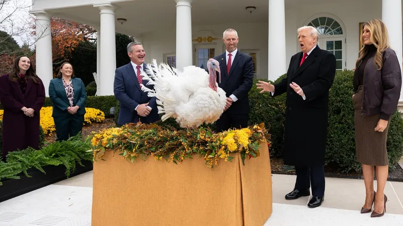 Дональд и Мелания Трамп "помиловали" индеек и поехали готовиться к празднику