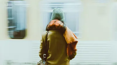 человек в шапке, фото - Новости Zakon.kz от 28.11.2025 10:19