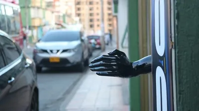 индиец пытался заработать на кремированном манекене, фото - Новости Zakon.kz от 28.11.2025 21:49