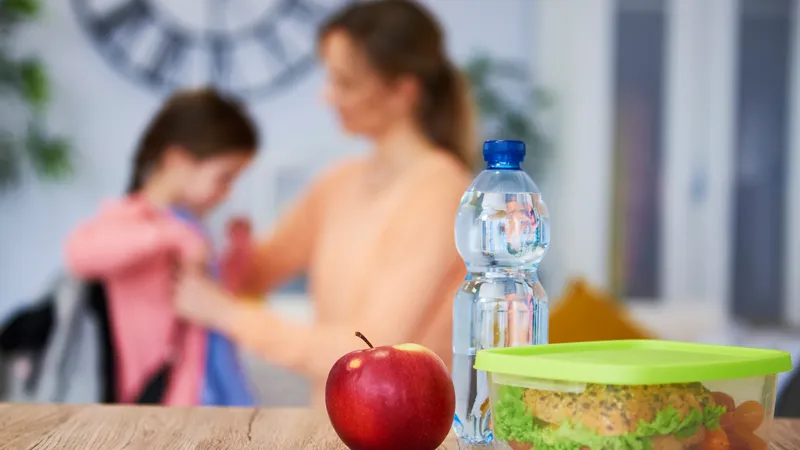 Кому нельзя запивать еду водой, рассказала гастроэнтеролог