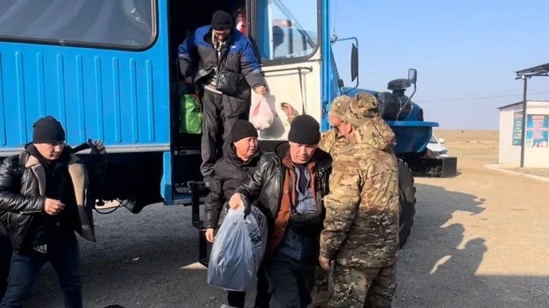 Более 30 иностранцев застряли на трассе в Кызылординской области