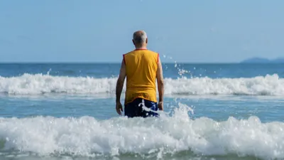 Пляж, волны, мужчина, фото - Новости Zakon.kz от 01.12.2025 02:30