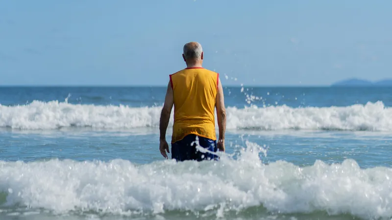Пожилого туриста накрыло смертельной волной в Таиланде