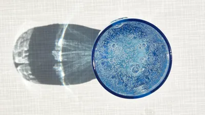 Стакан минеральной воды, фото - Новости Zakon.kz от 01.12.2025 07:20