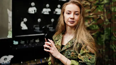 женщина в камуфляже, фото - Новости Zakon.kz от 30.11.2025 17:57