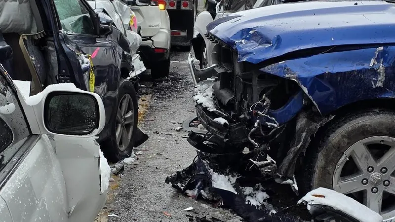 После праздника в Америке 45 машин столкнулись на трассе