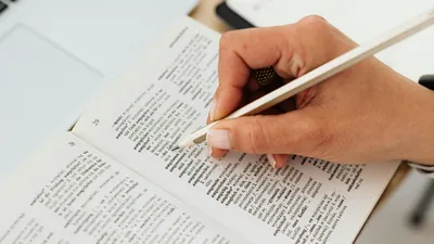 словарь, рука, фото - Новости Zakon.kz от 01.12.2025 09:15