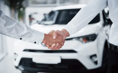 Рукопожатие на фоне автомобиля, фото - Новости Zakon.kz от 02.12.2025 10:40