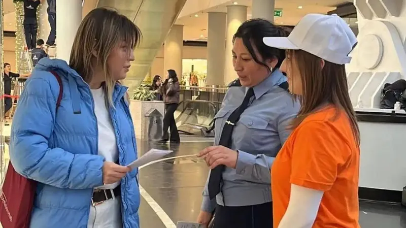 Акцию против гендерного насилия организовали в столичном ТРЦ