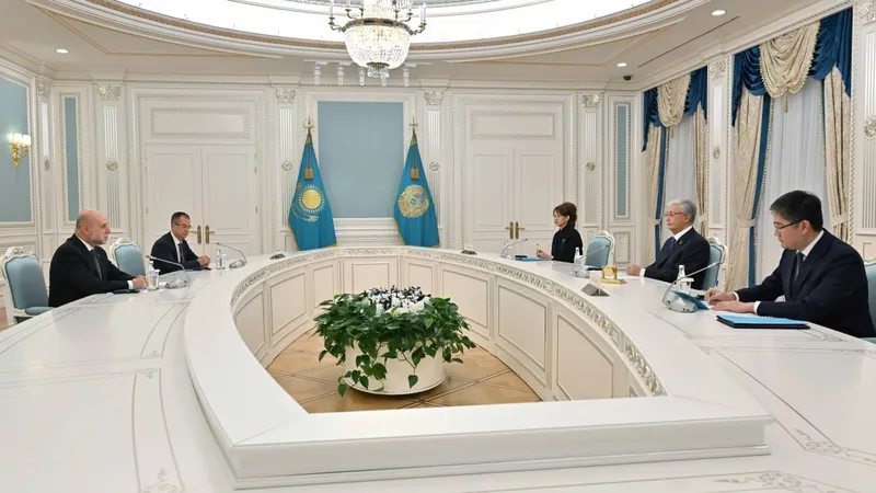 Токаев пригласил в Казахстан президента Палестины