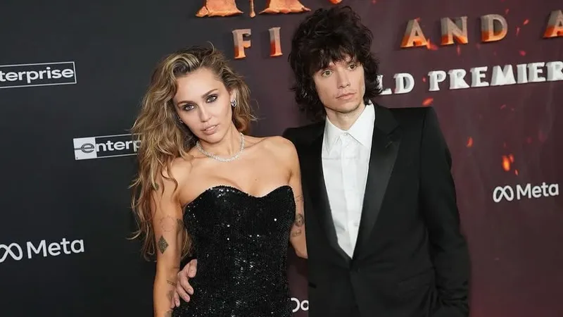 Майли Сайрус вышла в свет с новым бойфрендом