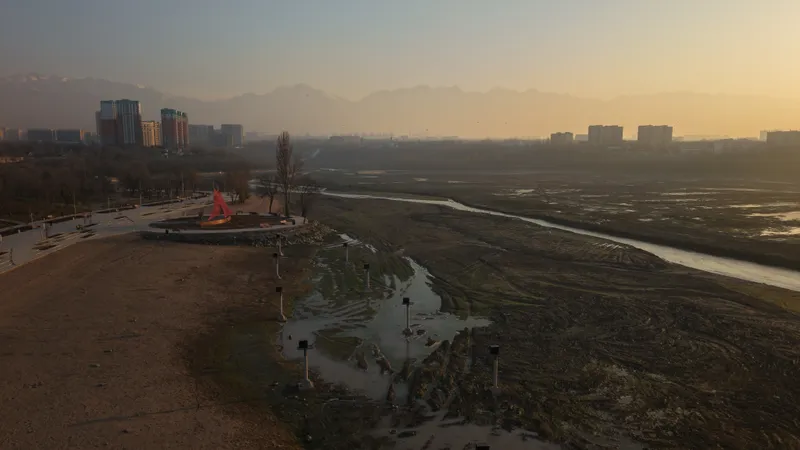 "Словно другая планета": алматинцев поразило озеро Сайран после спуска воды – фоторепортаж