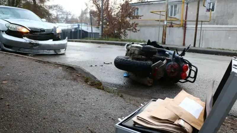 В Алматы мелкий конфликт в магазине перерос в драку, хаос и гибель девушки на мопеде