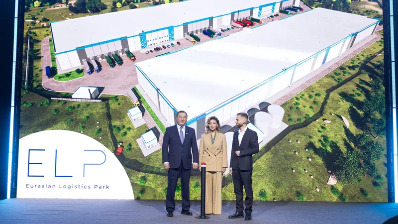 аким Алматинской области Марат Султангазиев, первый вице-министр торговли и интеграции Айжан Бижанова, фото - Новости Zakon.kz от 03.12.2025 18:18