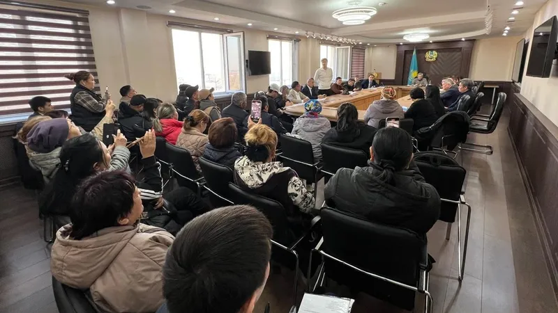Замакима Алматы встретился с жителями Алатауского района по вопросам компенсации за выкупаемые участки