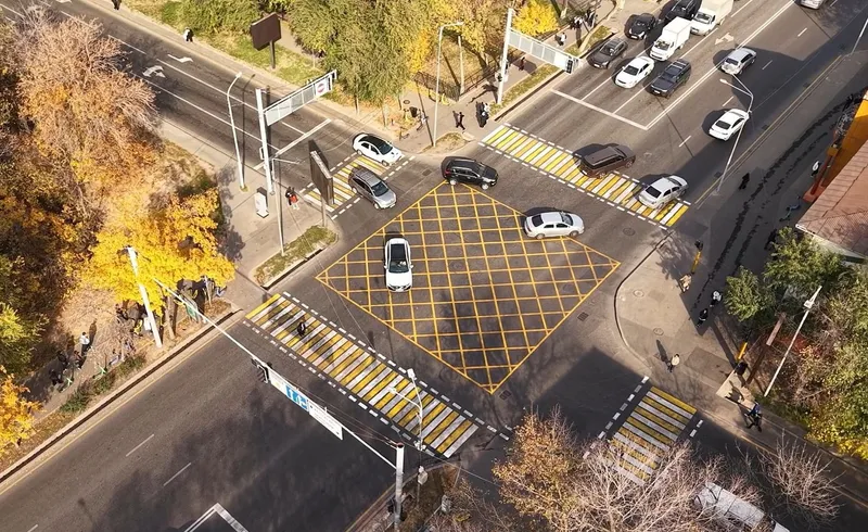 Больше 1000 нарушений зафиксировали на "вафельной" разметке в Алматы: что необходимо знать автомобилистам