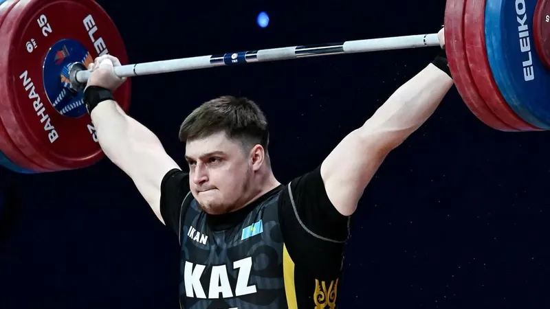 Чемпиону мира по тяжелой атлетике вручили шикарный "подарок" в Казахстане