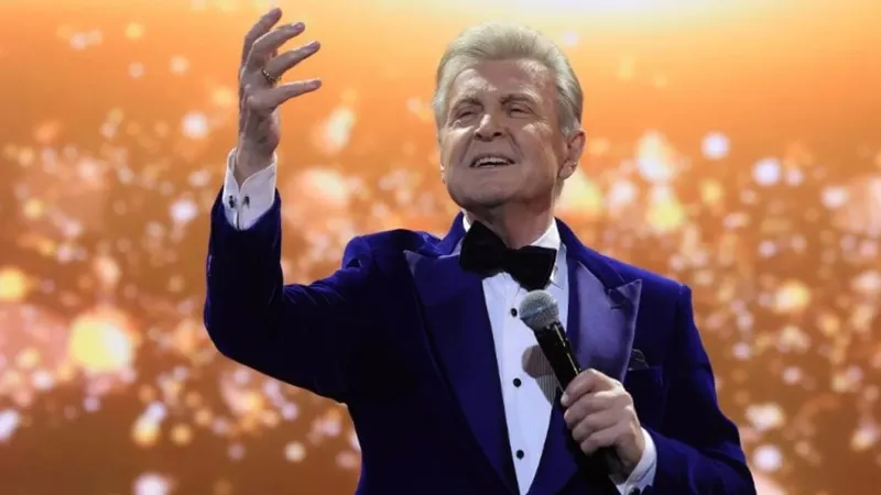 83-летний Лев Лещенко получил платиновый диск за легендарную "День Победы"