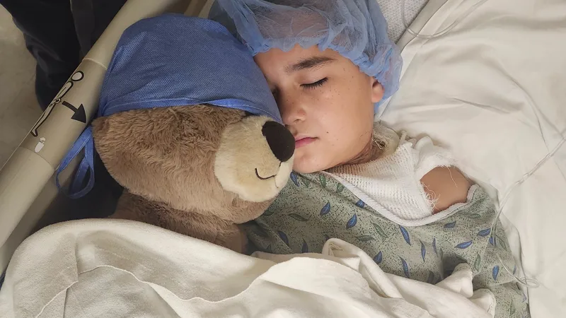 Школьник получил почти смертельный удар током, уснув рядом с зарядкой для телефона