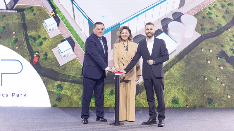 аким Алматинской области Марат Султангазиев, первый вице-министр торговли и интеграции Айжан Бижанова, фото - Новости Zakon.kz от 03.12.2025 18:18