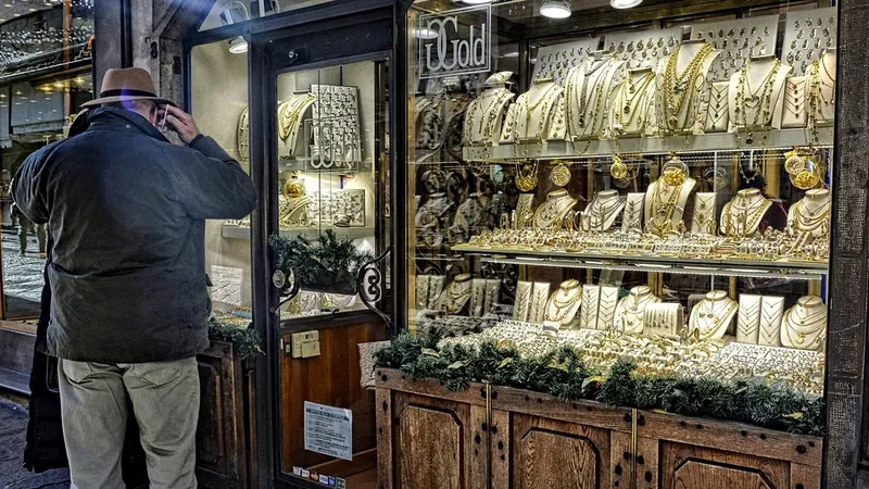 Украшение за 20 тысяч долларов проглотил мужчина в ювелирном магазине Новой Зеландии