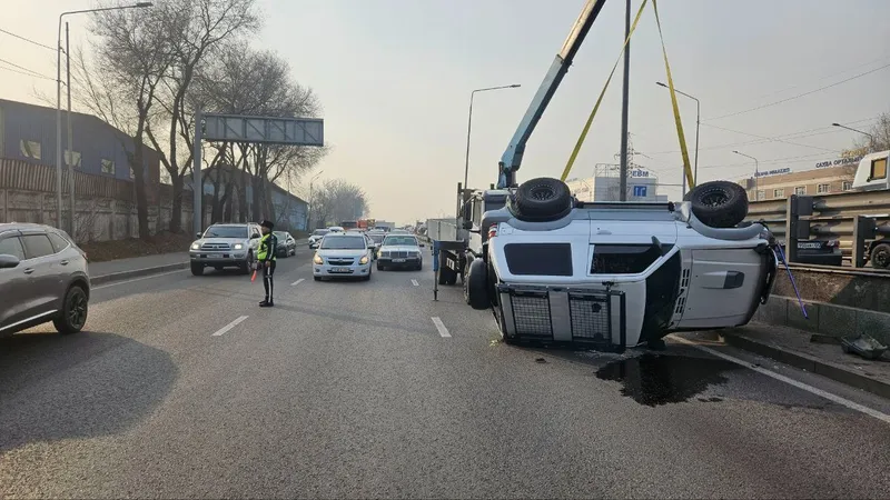 В Алматы джип протаранил стену развязки и перевернулся: магистральный проспект встал в пробке